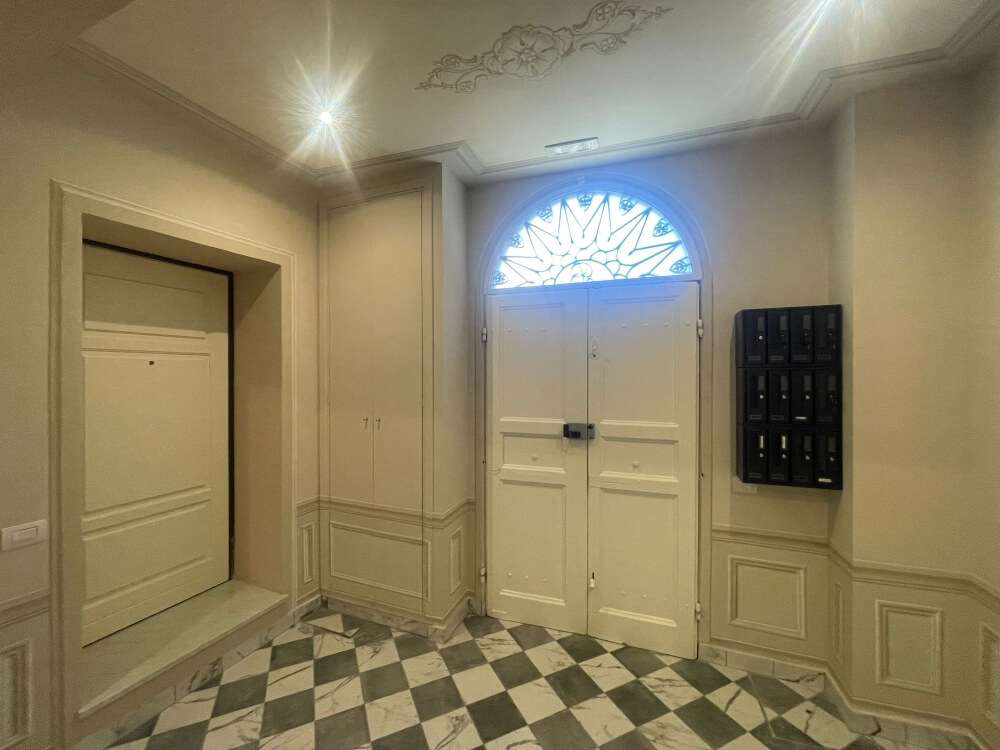 Ultimo appartamento in vendita in prestigioso palazzo storico ristrutturato a Pisa centro, vicino a Piazza Santa Caterina.