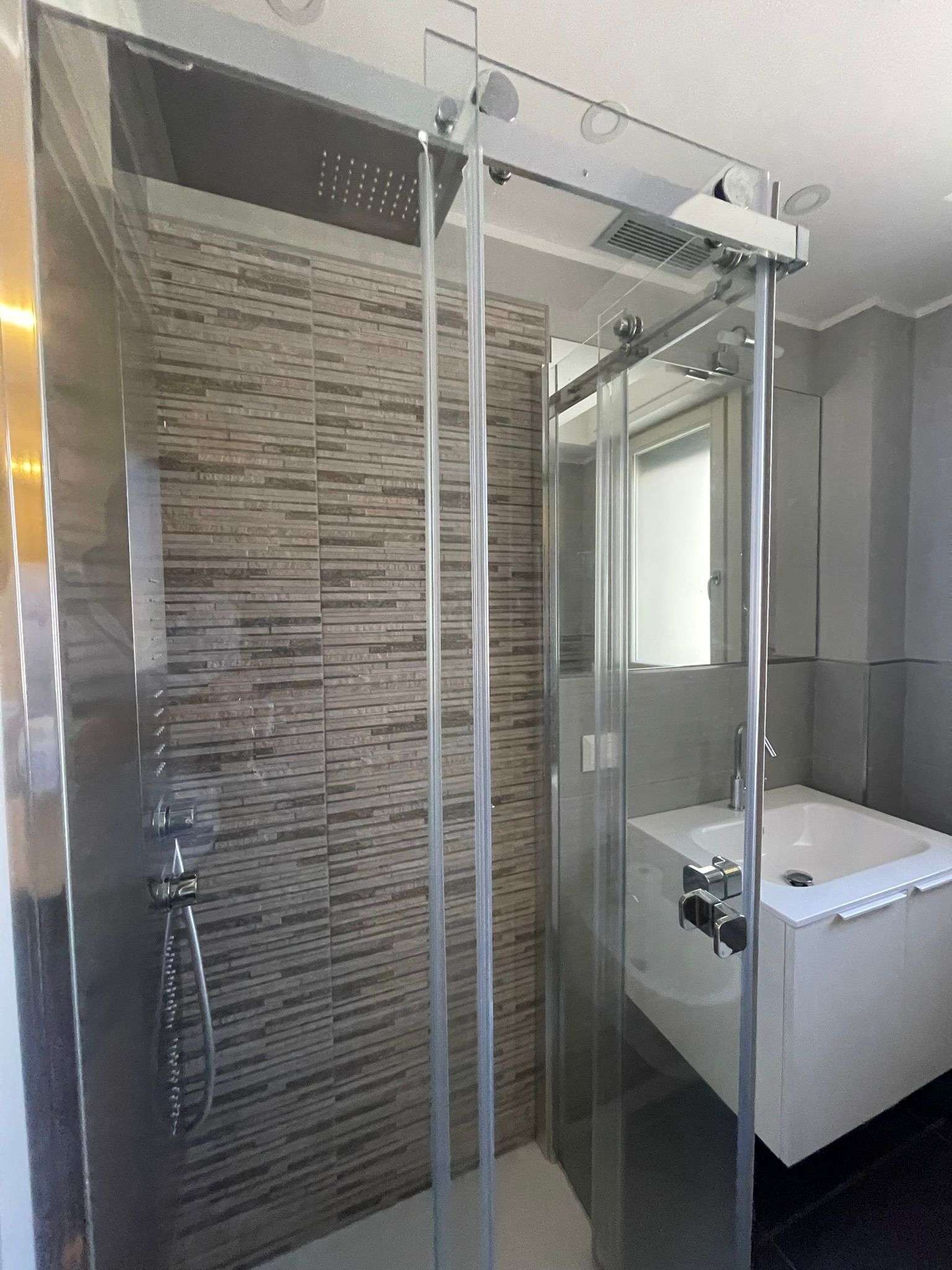 Appartamento con parquet, box doccia in cristallo e avvolgibili domotizzati in vendita a Pisa, Barbaricina.