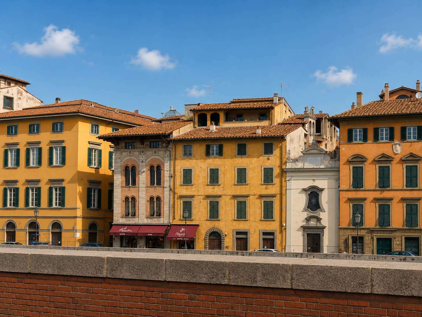 Palazzo storico elegante sul Lungarno di Pisa